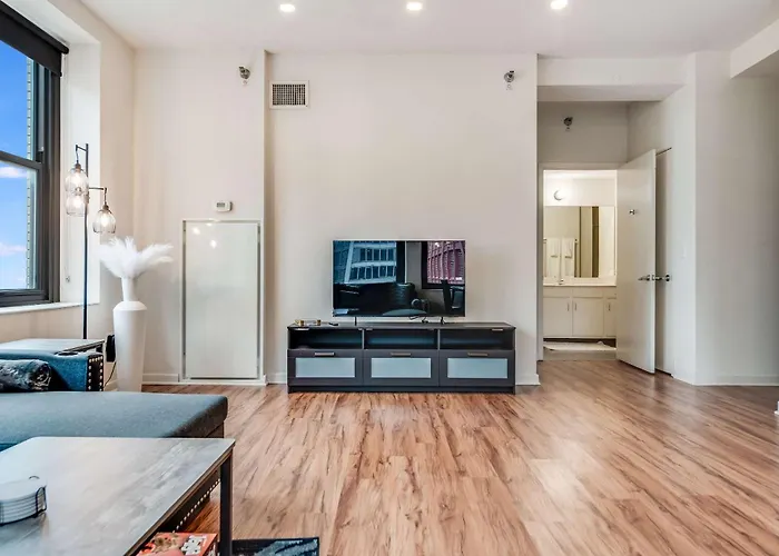 Downtown With Free In & Out Parking 3 Apartment