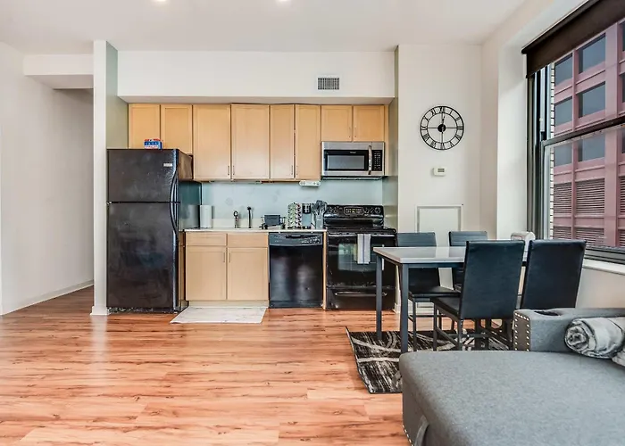Downtown With Free In & Out Parking 3 Apartment