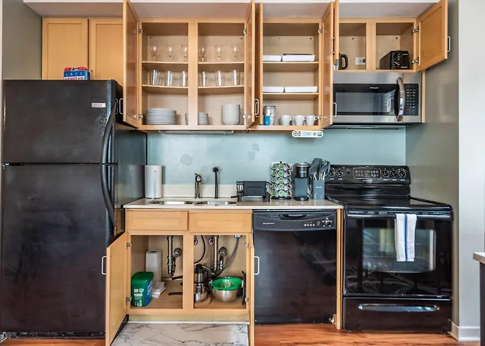 Apartment Downtown With Free In & Out Parking 3 *