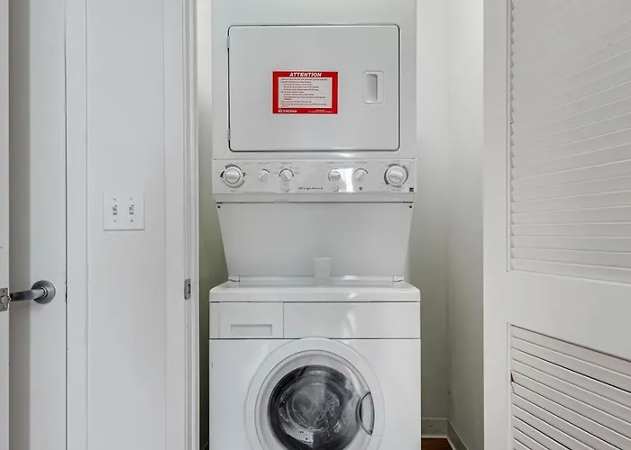Apartment Downtown With Free In & Out Parking 3