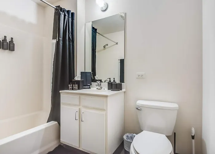 Apartment Downtown With Free In & Out Parking 3