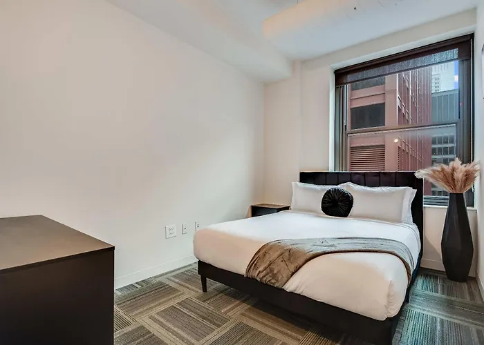 Downtown With Free In & Out Parking 3 *