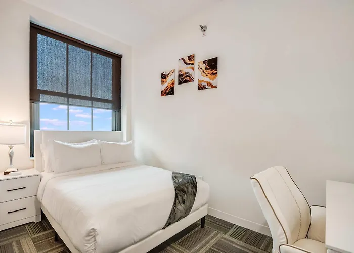 Apartment Downtown With Free In & Out Parking 3