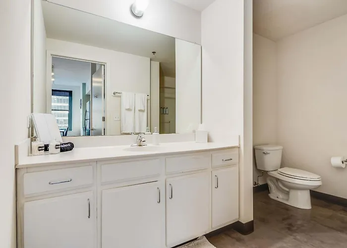 Downtown With Free In & Out Parking 3 Apartment *