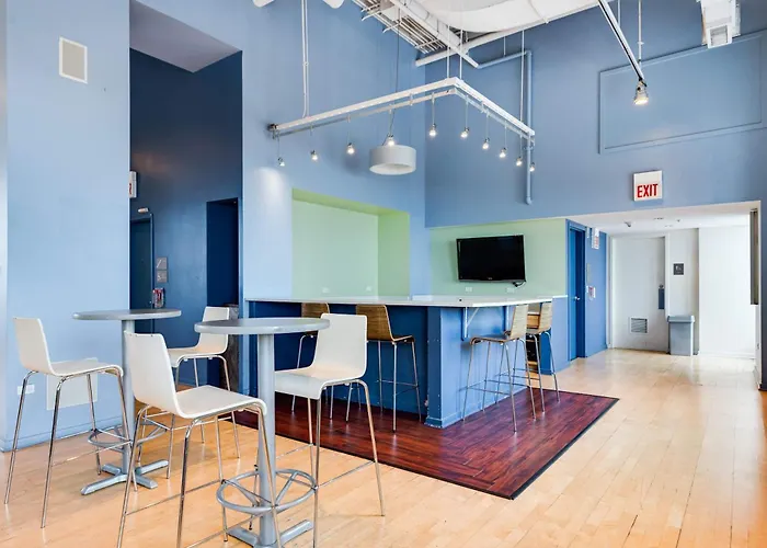 Apartment Downtown With Free In & Out Parking 3