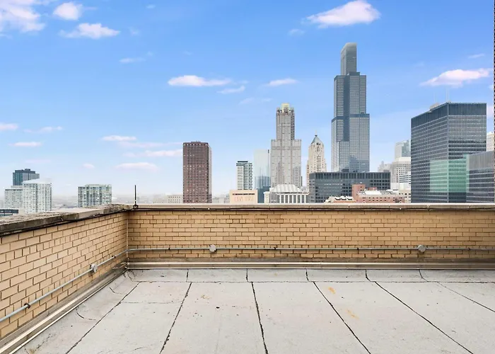 Downtown With Free In & Out Parking 3 Chicago
